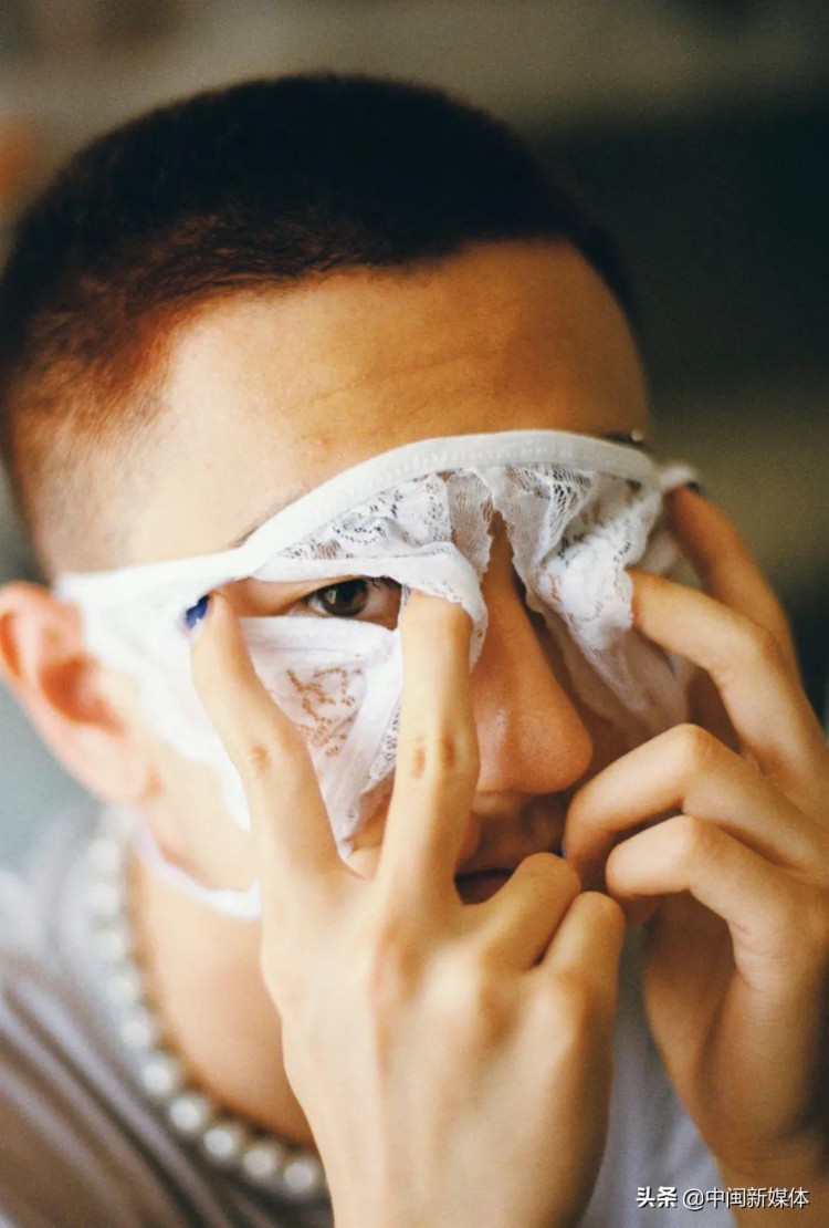 BLUED为100个美好男生拍照